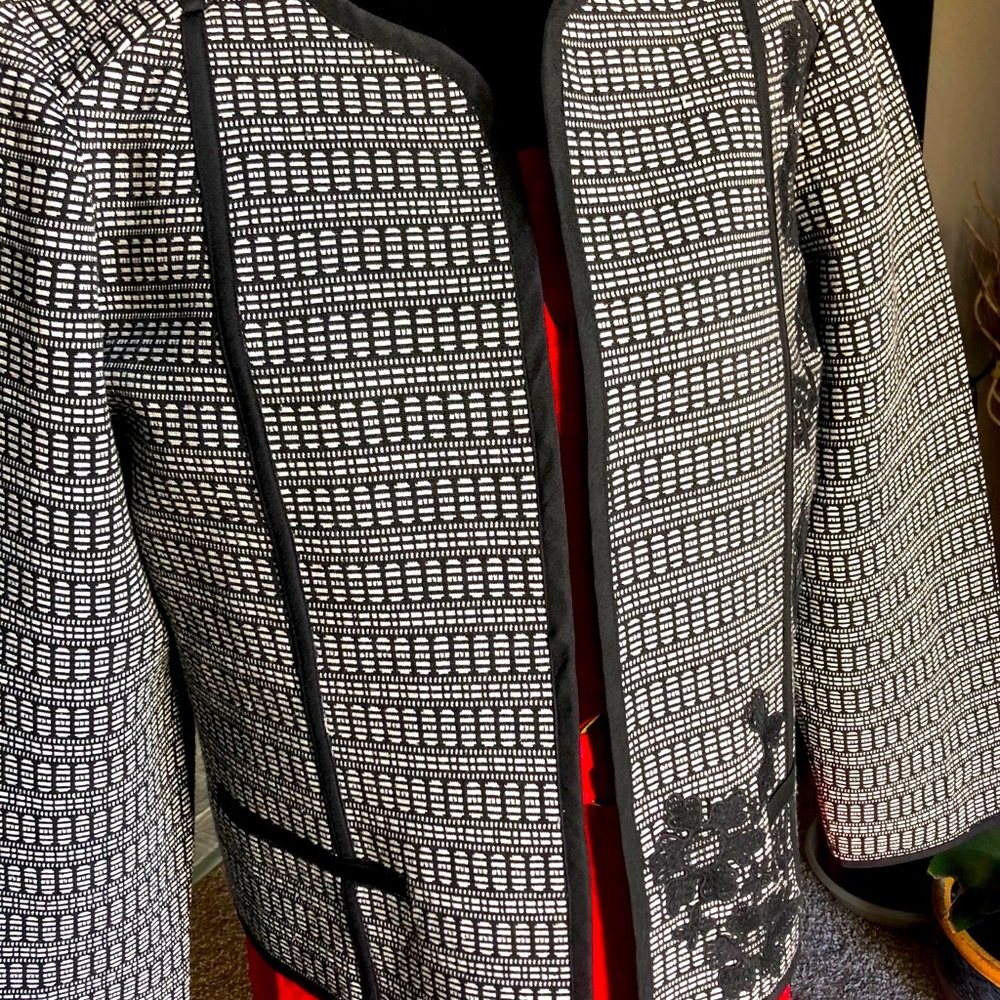 EXCLUSIVELY CHICO'S, Sz2 DRESSY JACKET EMB DESIGN
